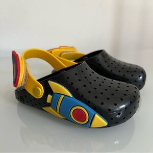 MINI MELLISA Rocket Black and Yellow Clogs, 8 Toddler